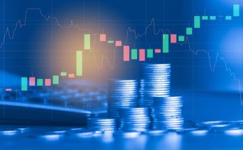 Gráfico de barras sobre monedas y teclado de ordenador