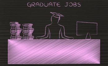 Dibujo en tiza de persona graduada en una mesa de trabajo con ordenador y pila de libros