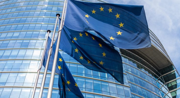 Banderas europeas frente al edificio de la Comisión Europea