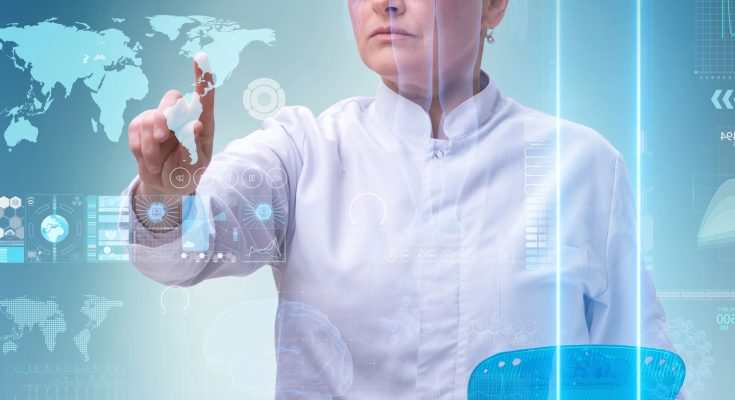 Doctora usando IA en su labor profesional