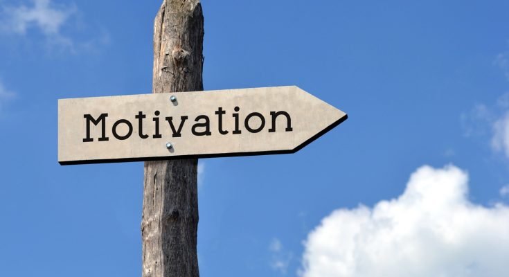 Cartel de madera con la palabra Motivación en inglés